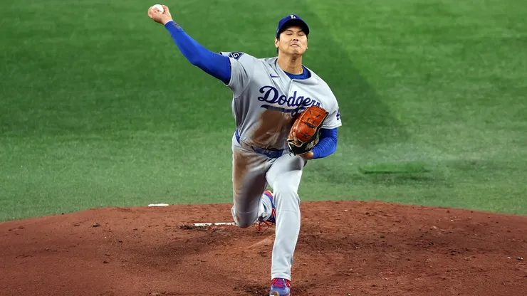 Shohei Ohtani #17 of the Los Angeles Dodgers pitches.