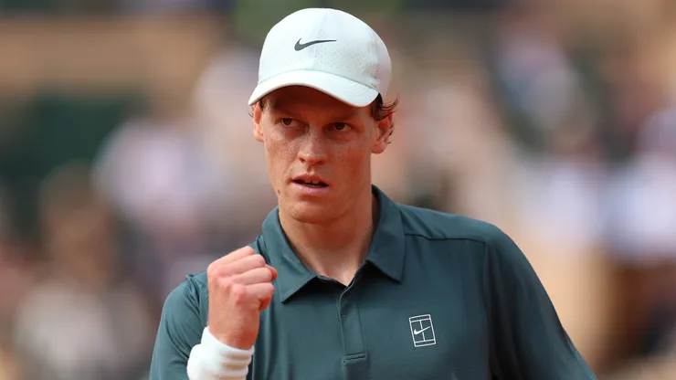 Jannik Sinner celebrates a point vs Felix Auger-Aliassime.