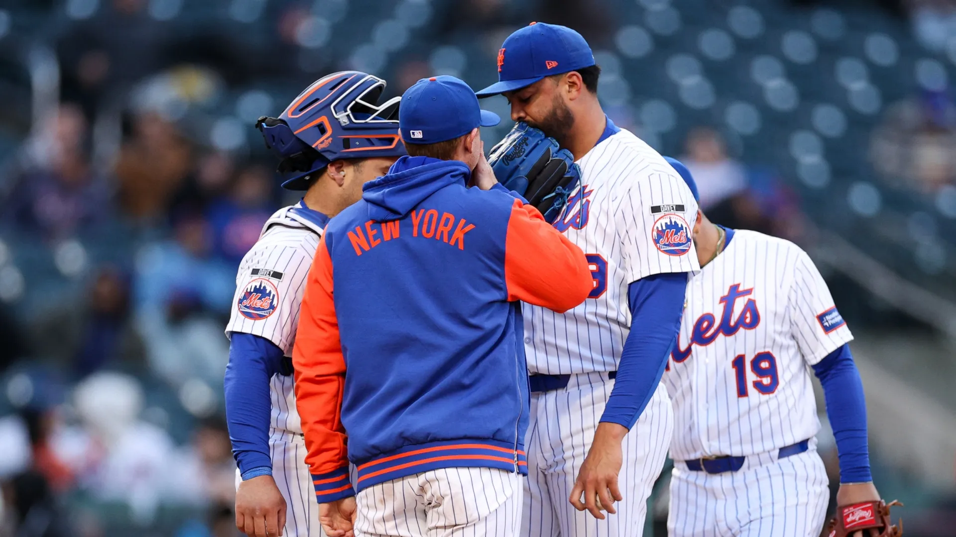 Manager Carlos Mendoza of the Mets meets with Sean Manaea #59 and Francisco Alvarez #4 at the mound. Evan Bernstein/Getty Image)