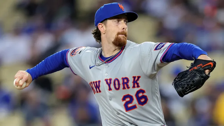 Nolan McLean #26 of the Mets throws against the Dodgers.