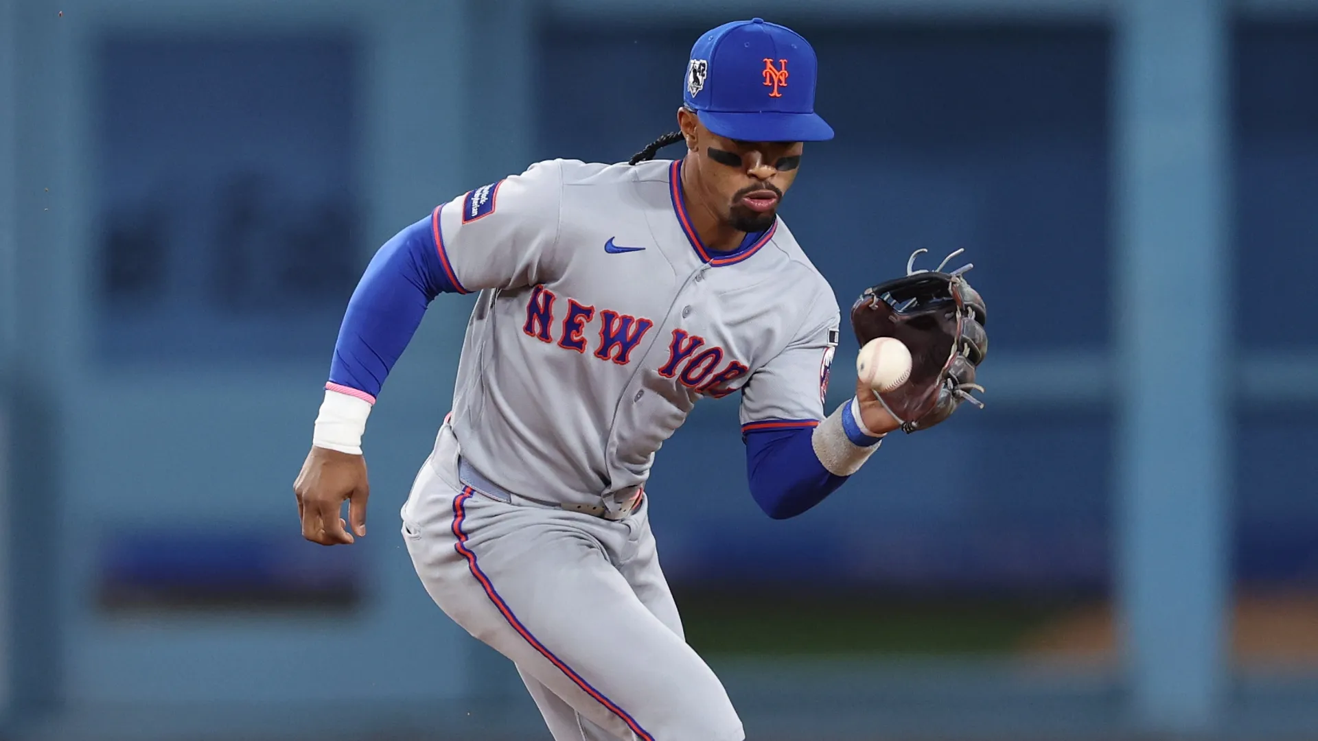 Francisco Lindor #12 of the New York Mets fields a ground ball. Luke Hales/Getty Images