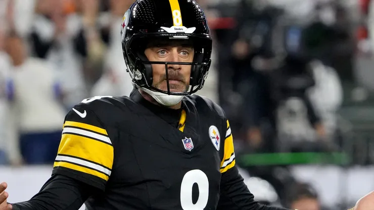 Aaron Rodgers #8 of the Pittsburgh Steelers.