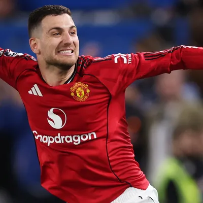 Manchester United take tight win at Stamford Bridge