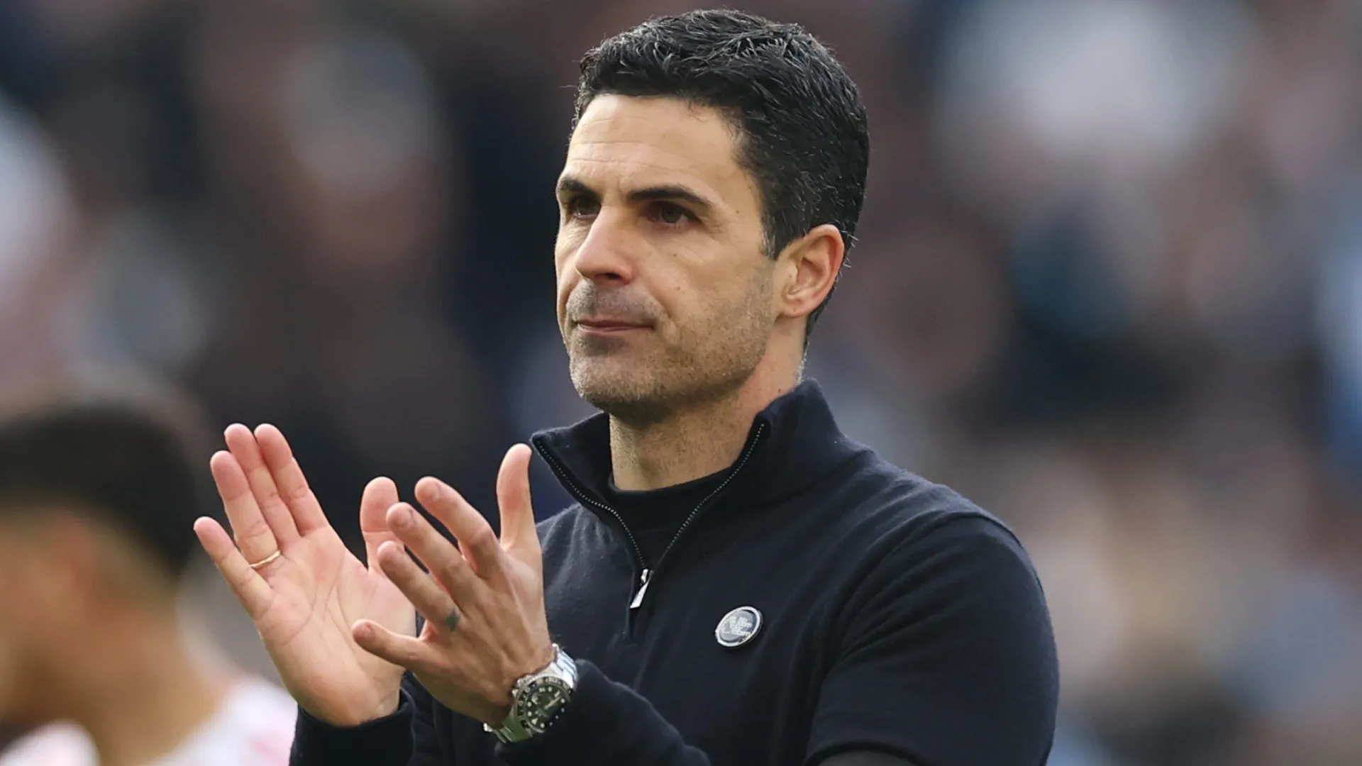 Mikel Arteta clapping