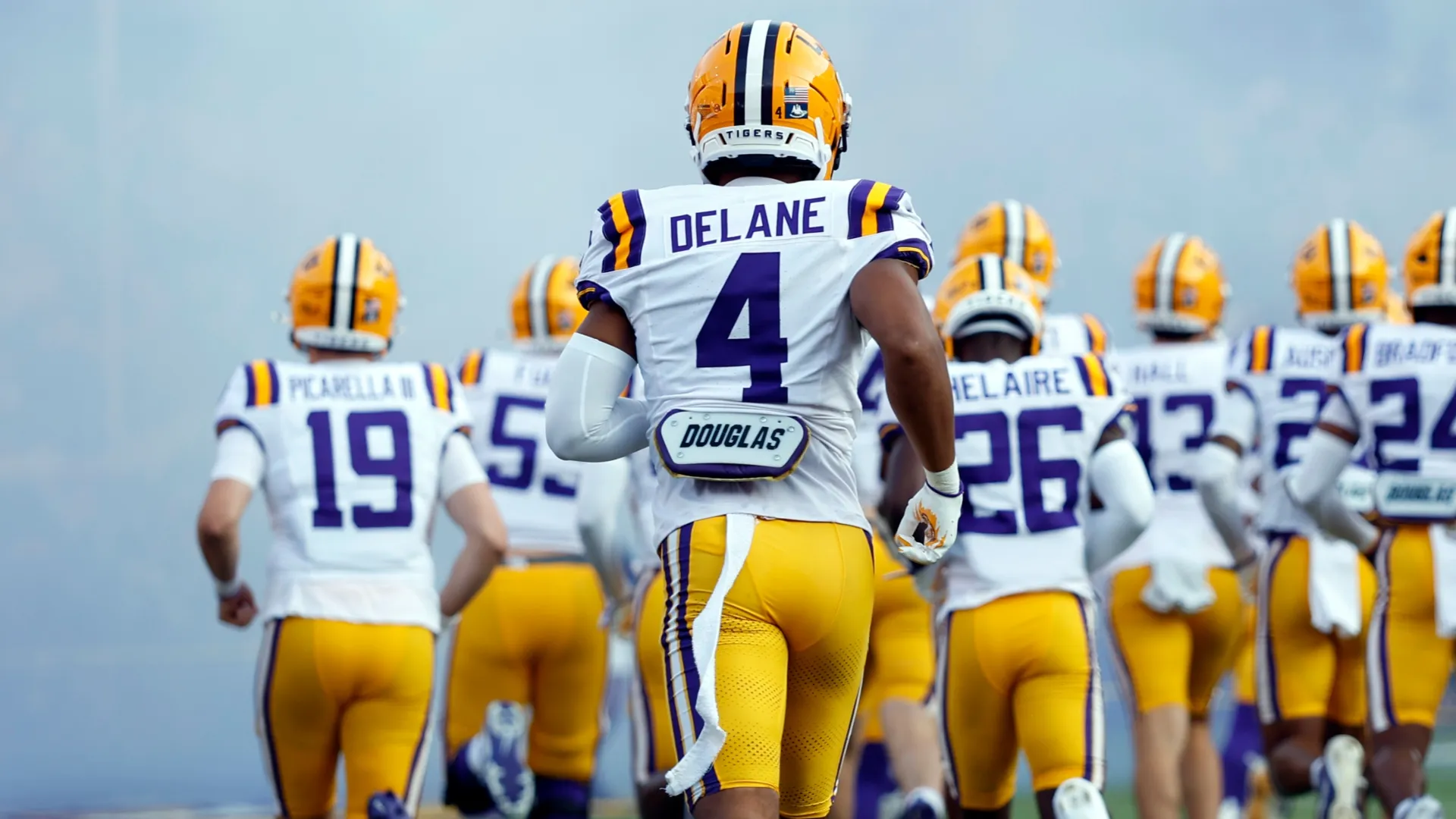 Mansoor Delane runs on the field before a game against the Louisiana Tech Bulldogs in 2025 (Source: Tyler Kaufman/Getty Images)
