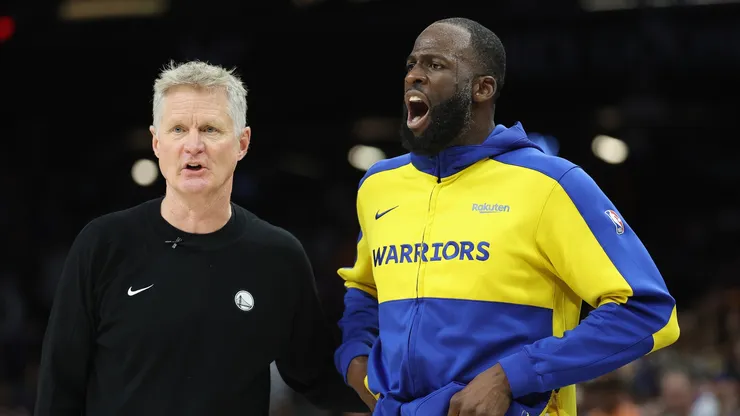 Draymond Green #23 (R) of the Golden State Warriors reacts alongside head coach Steve Kerr.