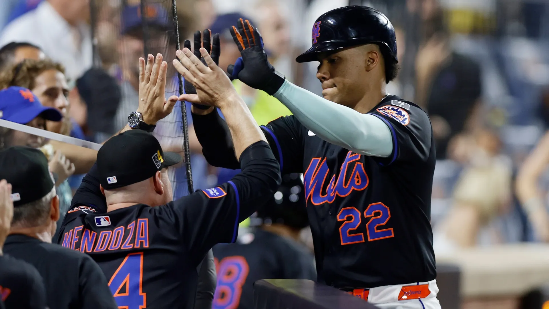 Juan Soto #22 of the Mets celebrates his fourth inning solo home run with manager Carlos Mendoza #64. Jim McIsaac/Getty Images