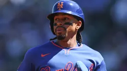 Francisco Lindor #12 of the Mets runs to third base.