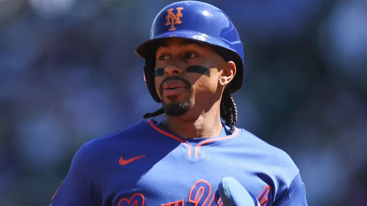 Francisco Lindor #12 of the Mets runs to third base.
