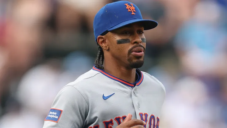 Francisco Lindor #12 of the Mets looks on against the Cubs.