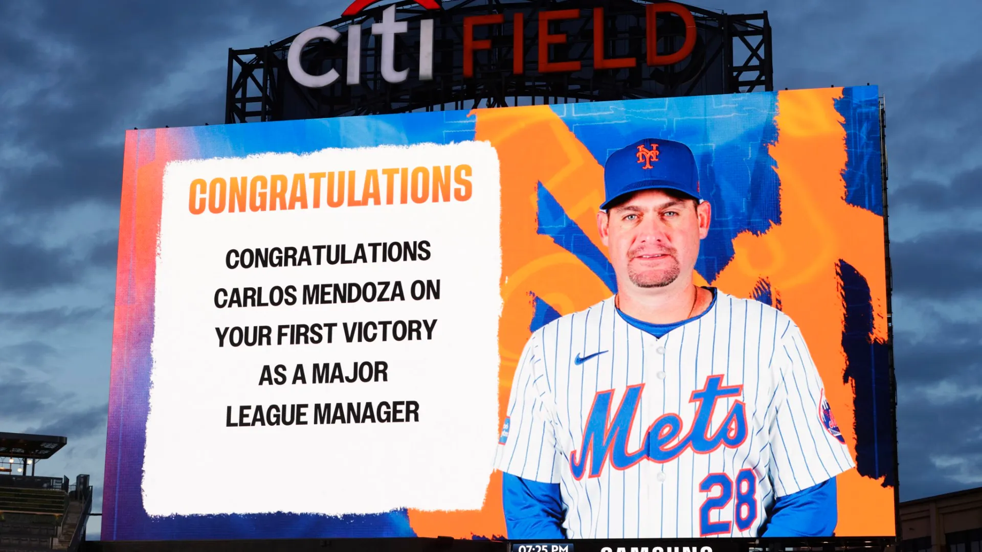 The New York Mets congratulate manager Carlos Mendoza on his first victory. (Rich Schultz/Getty Images)