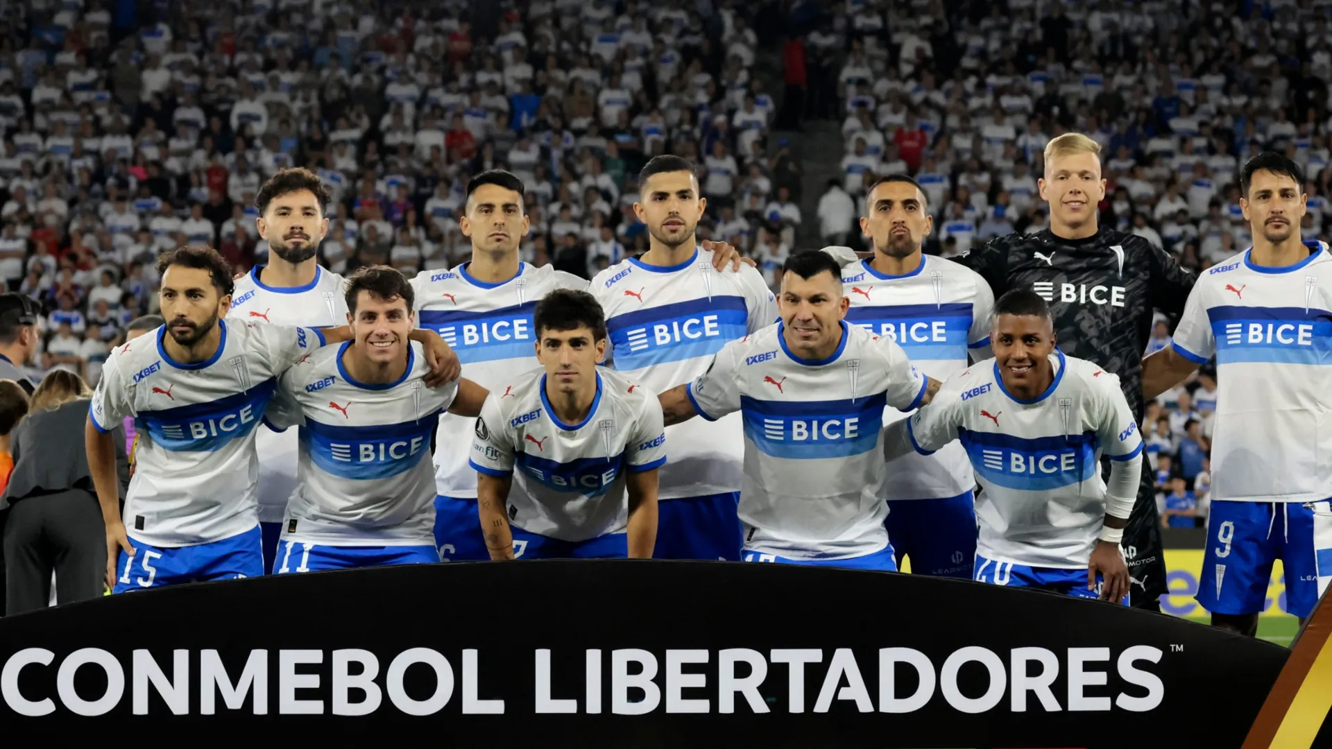 Players of Universidad Católica pose for a team photograph – Geraldo Caso Bizama/Getty Images