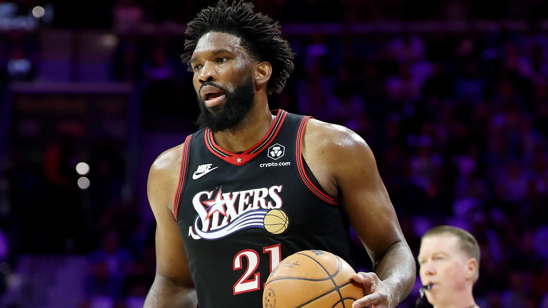 Joel Embiid #21 of the Philadelphia 76ers dribbles the ball on April 26, 2026 (Source: Emilee Chinn/Getty Images)