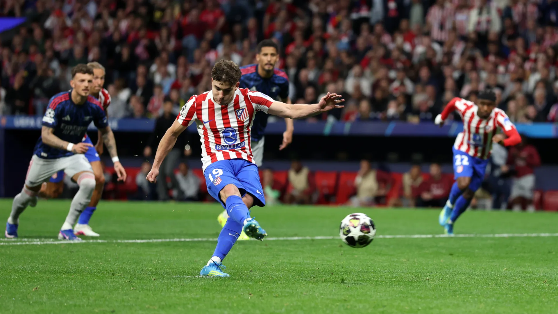 Julian Alvarez scores a penalty against Arsenal. (Getty Images)