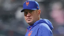 Mets manager Carlos Mendoza returns to the dugout after a pitching change.