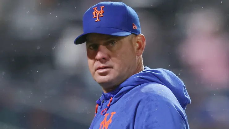 Mets manager Carlos Mendoza returns to the dugout after a pitching change.