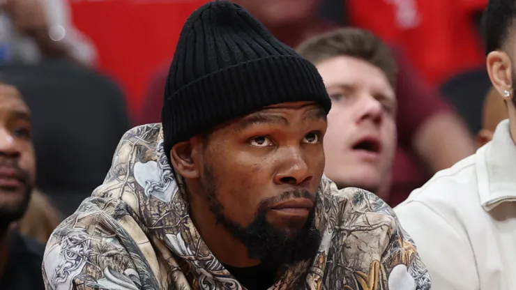 Kevin Durant sits courtside during Game 4 against the Lakers