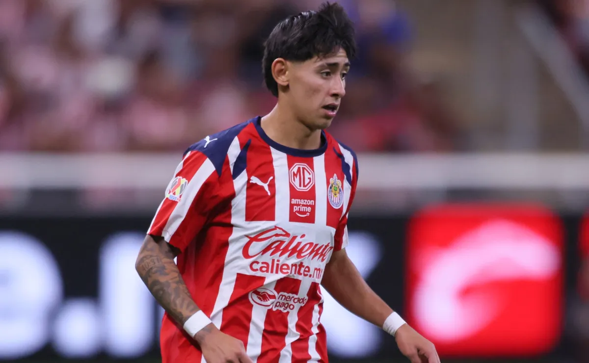 Santiago Sandoval en acción durante un partido de Chivas