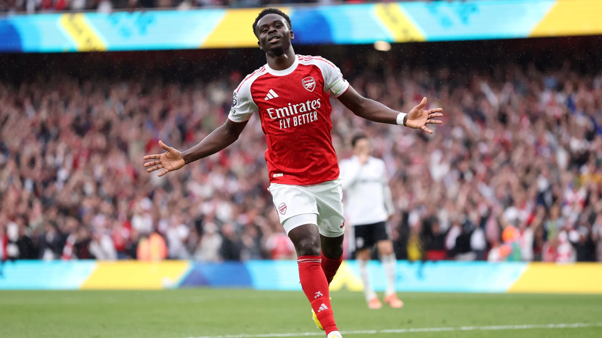 Bukayo Saka celebrates a goal vs Fulham. (Getty Images)