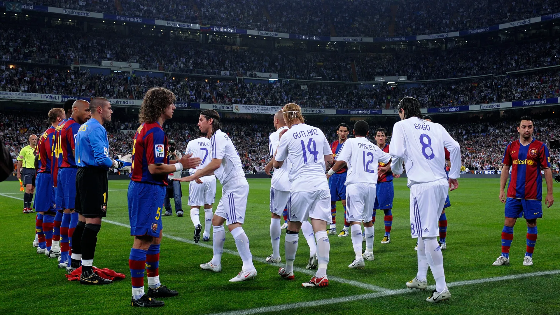 Barcelona players form a guard of honour for La Liga champions Real Madrid in 2008. (Getty Images)