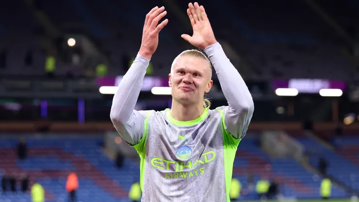 Erling Haaland applauds the fans after the team's victory in the Premier League match