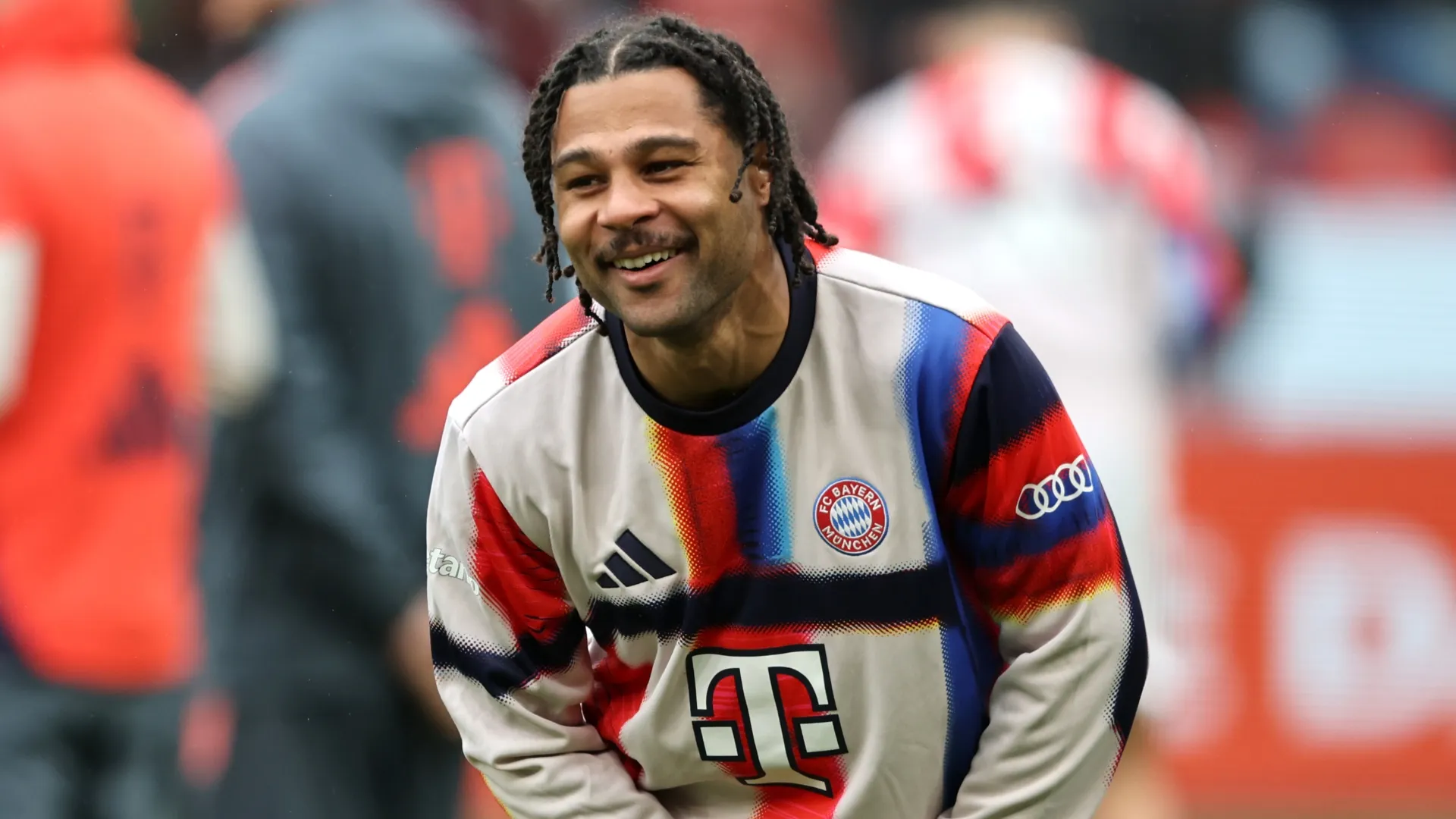 Serge Gnabry warms up prior to the Bundesliga match against Bayer Leverkusen (Source: Christof Koepsel/Getty Images)