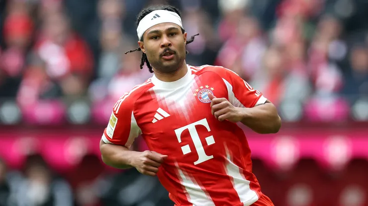 Serge Gnabry looks on during the Bundesliga match against Union Berlin