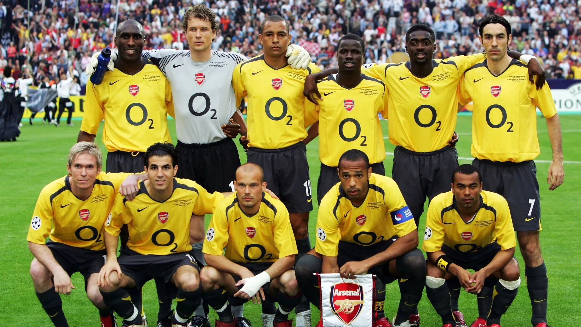 The Arsenal team line up before the UEFA Champions League Final against Barcelona (Source: Alex Livesey/Getty Images)
