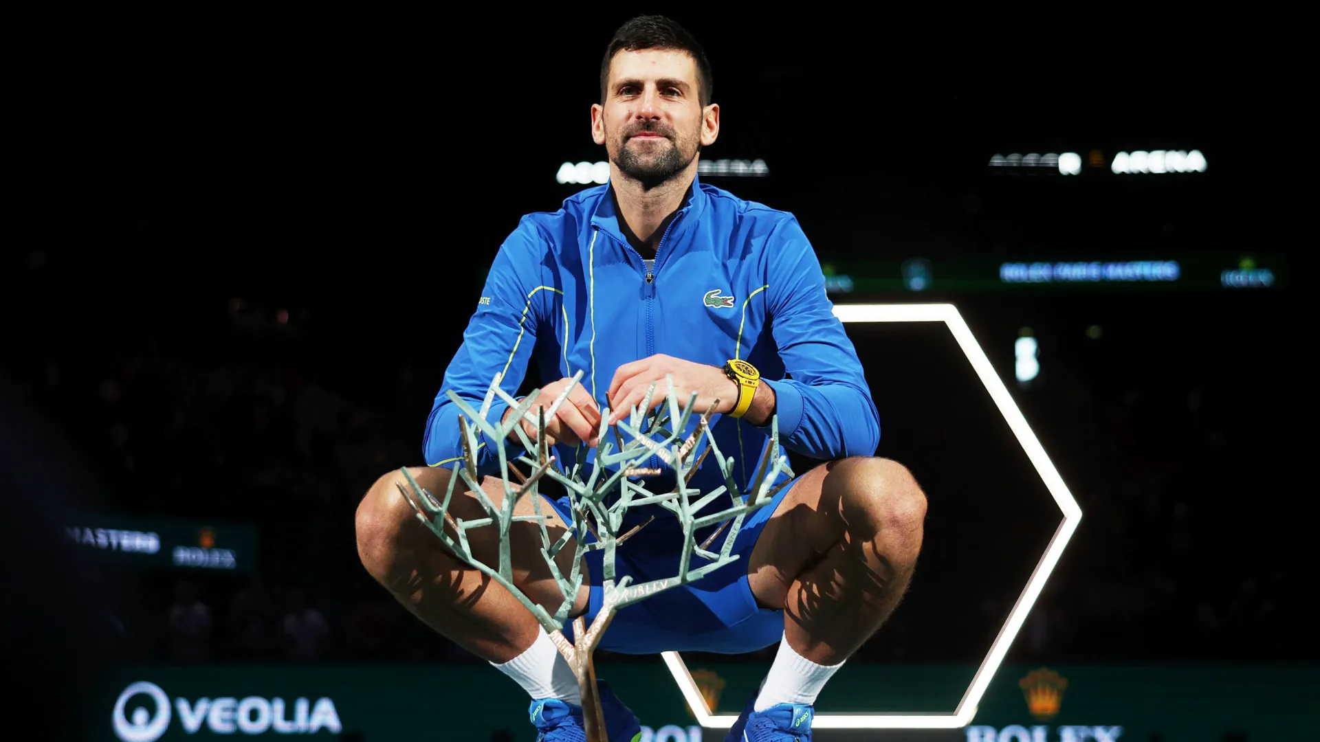 Novak Djokovic with the 2023 Paris Masters 1000 trophy. (Getty Images)