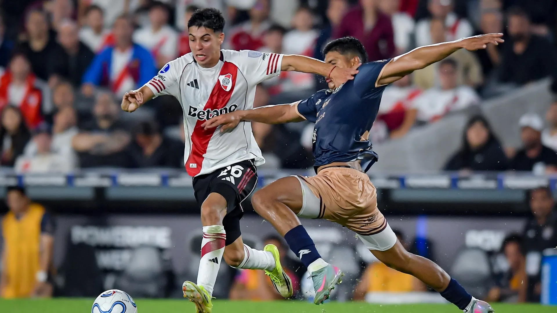Tomas Galvan of River Plate competes for the ball with Jonathan Bilbao of Carabobo – Marcelo Endelli/Getty Images
