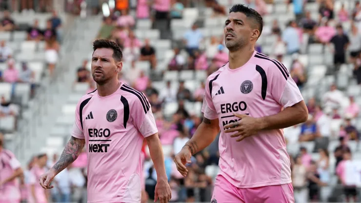 Lionel Messi #10 and Luis Suárez #9 of Inter Miami CF warm up.