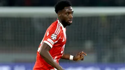 Alphonso Davies of FC Bayern München runs with the ball.