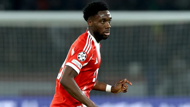 Alphonso Davies of FC Bayern München runs with the ball.