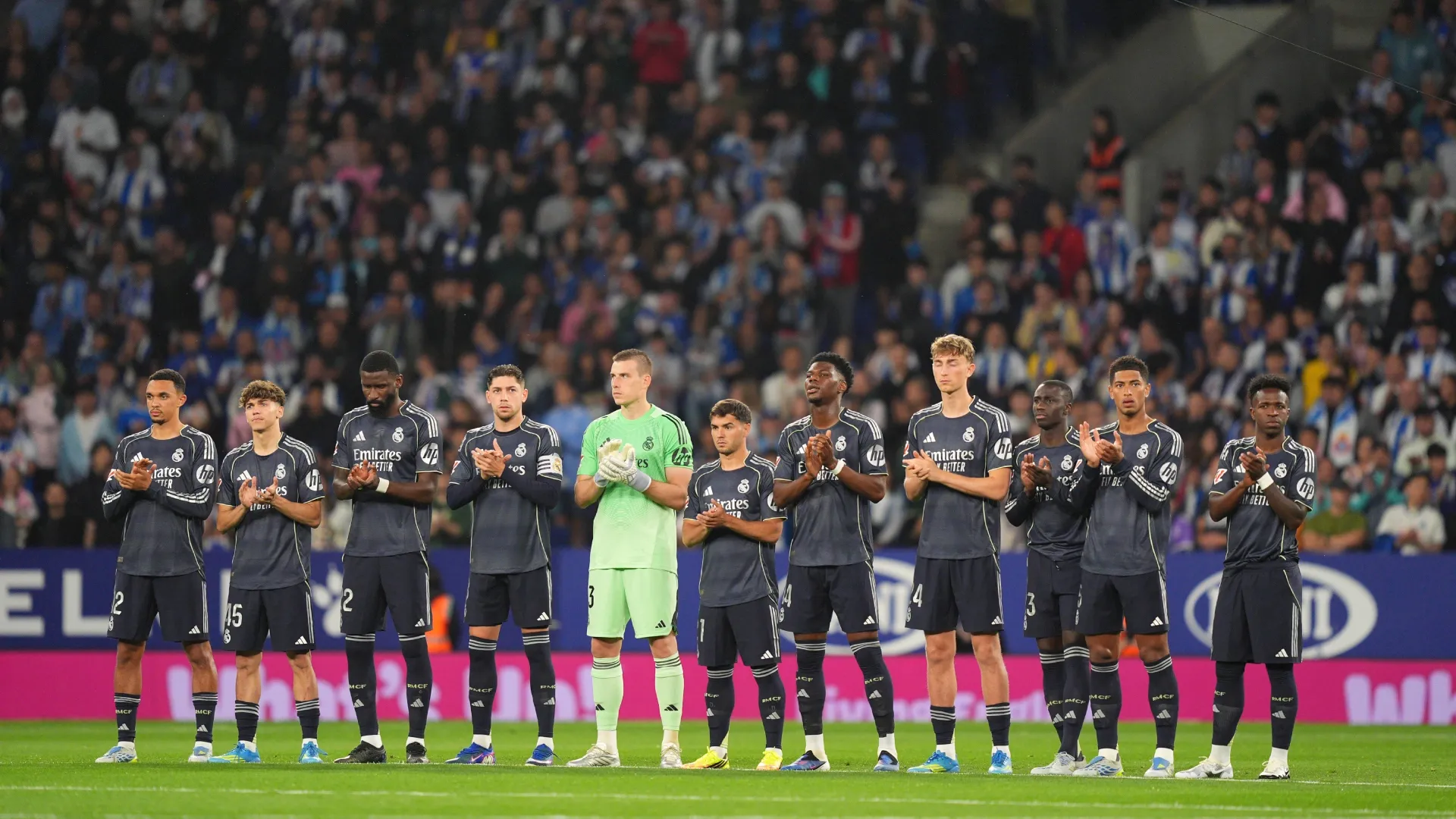 Players of Real Madrid observe a minute of silence in memory of Isidro Oliveras Marques prior to the LaLiga EA Sports match (Source: Pedro Salado/Getty Images)
