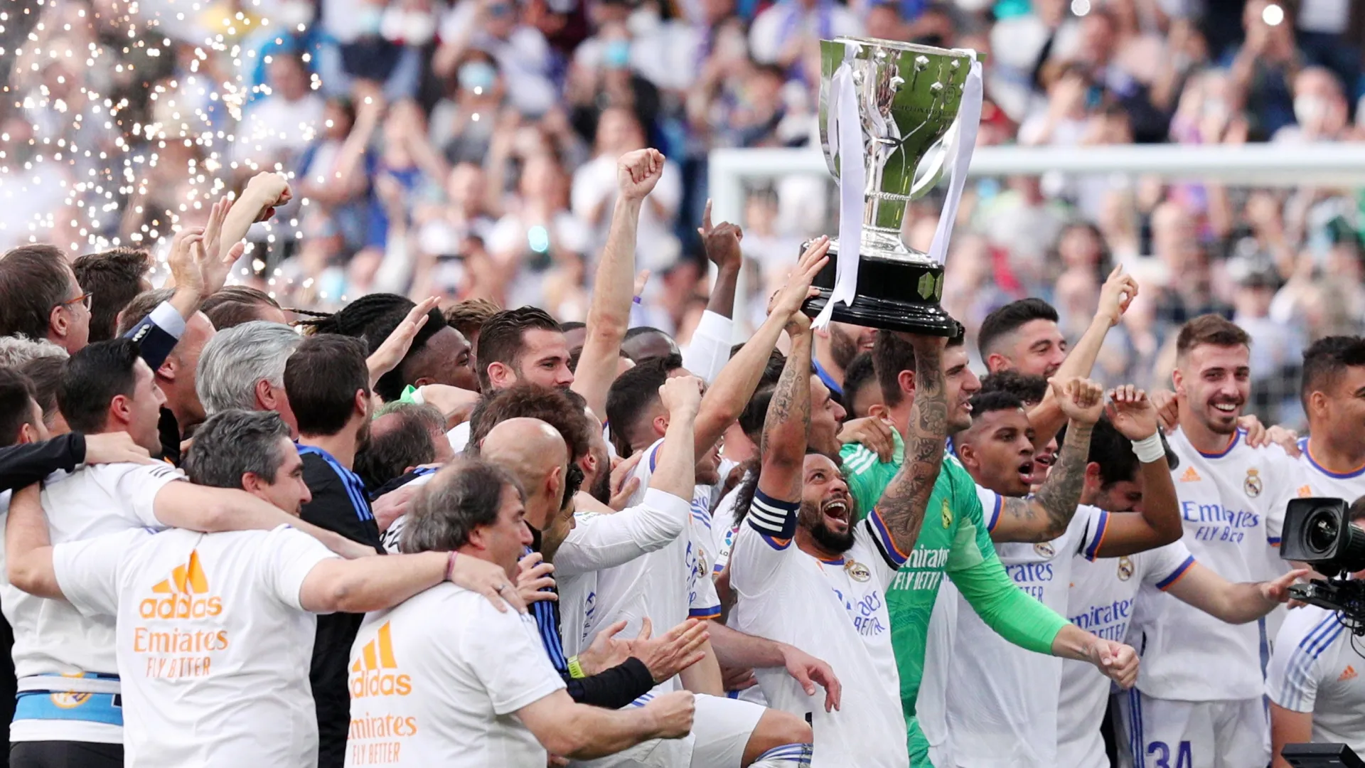 Marcelo of Real Madrid lifts the La Liga trophy following their victory in the LaLiga Santander match (Source: Gonzalo Arroyo Moreno/Getty Images)