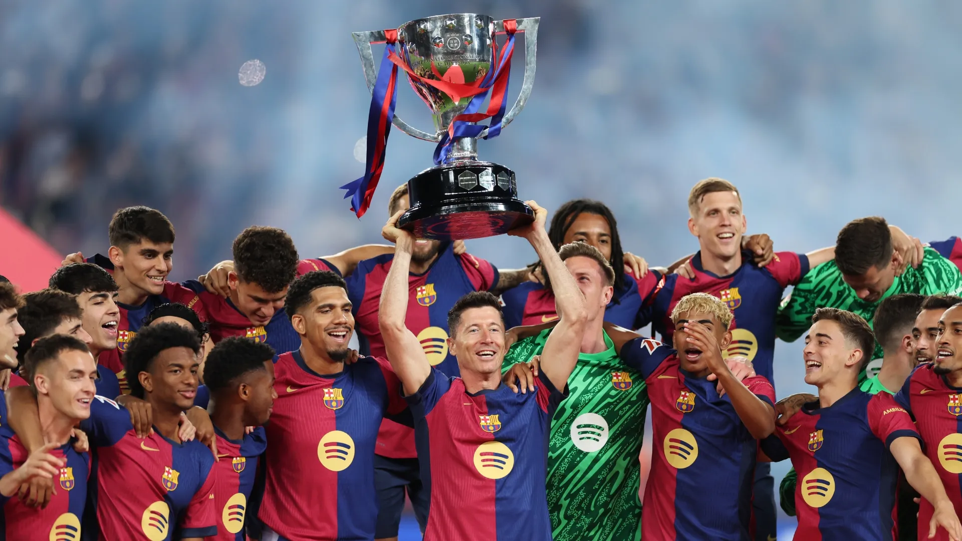 Robert Lewandowski lifts the La Liga EA Sports title trophy following the La Liga EA Sports match (Source: Florencia Tan Jun/Getty Images)