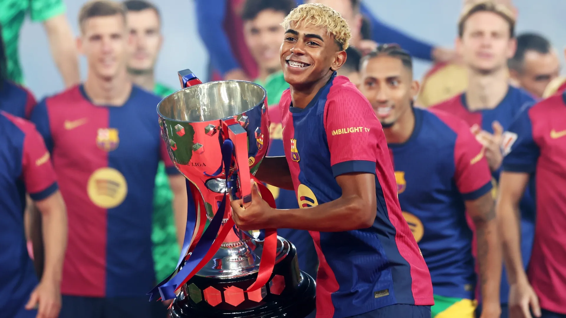 Lamine Yamal lifts the La Liga EA Sports title trophy following the La Liga EA Sports match (Source: Florencia Tan Jun/Getty Images)