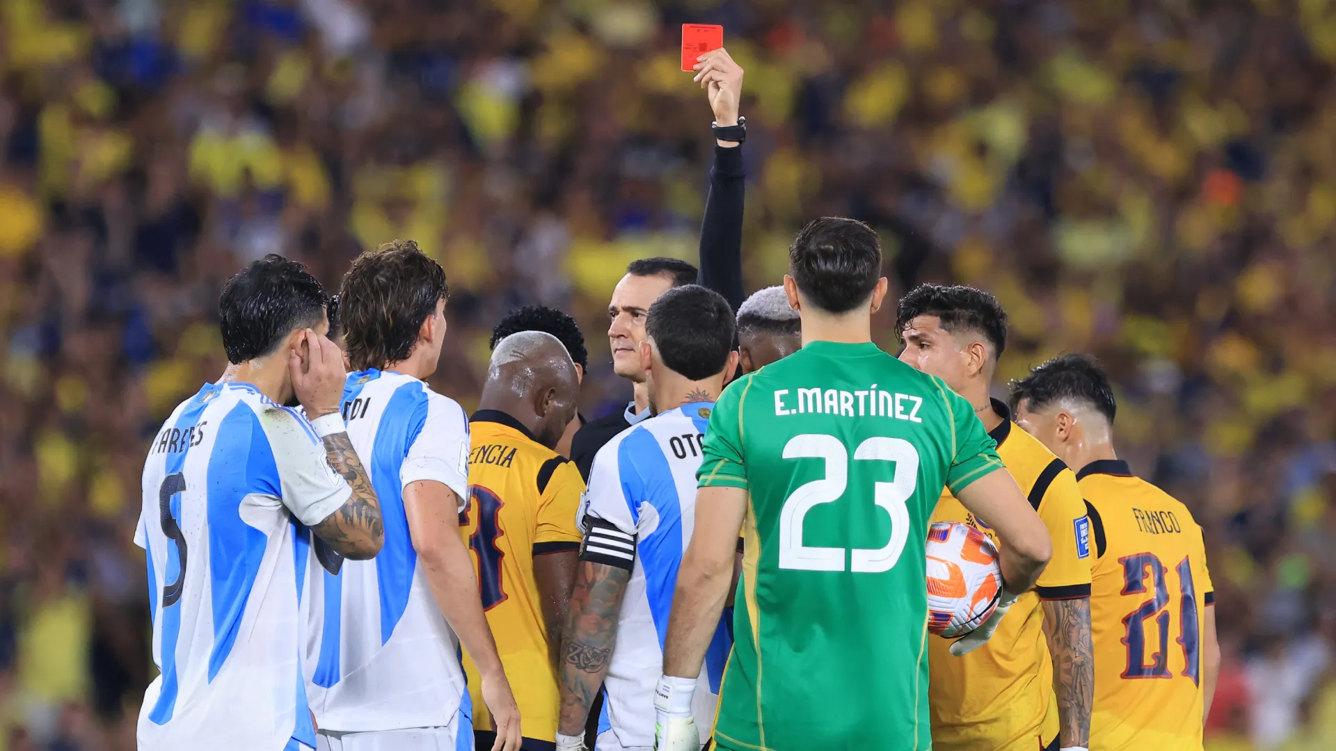 The referee shows a red card to Nicolas Otamendi in the game vs Ecuador. (Getty Images)