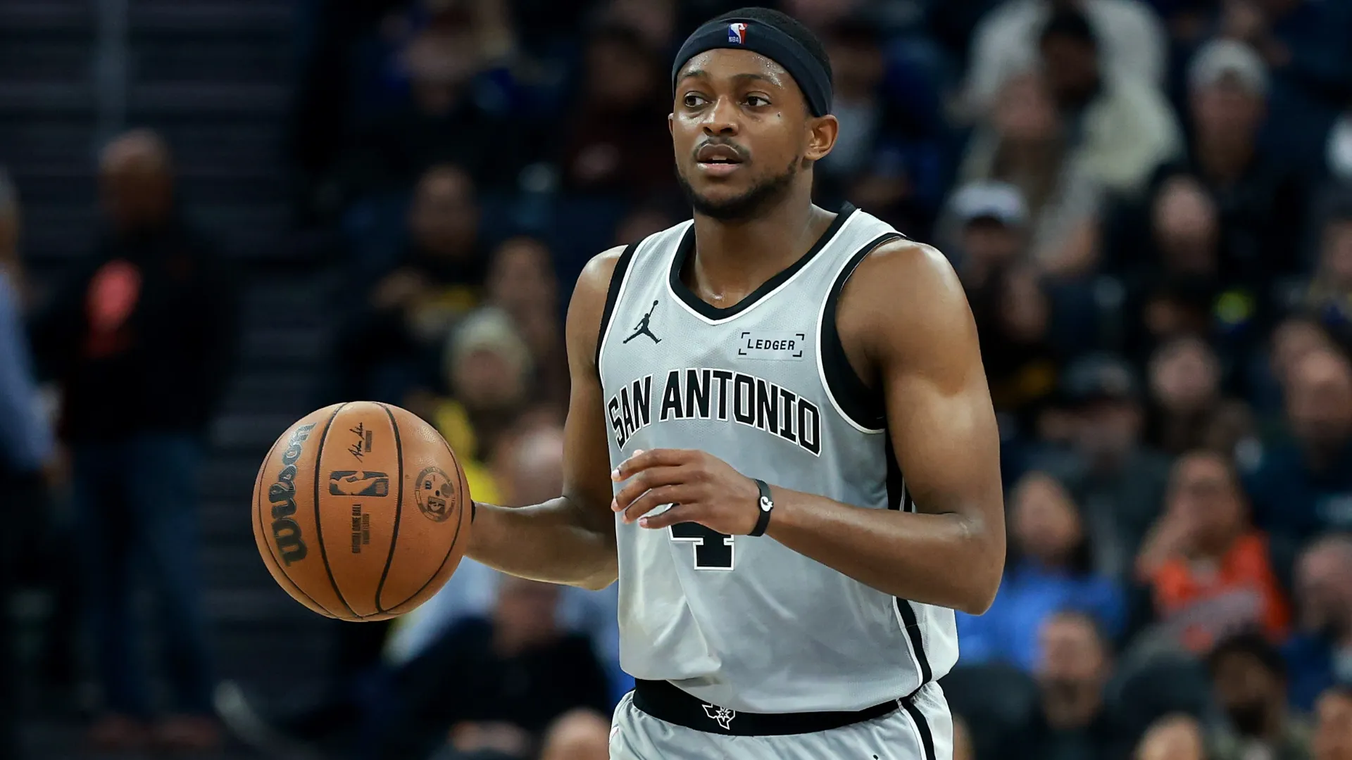 De’aaron Fox #4 of the San Antonio Spurs dribbles the ball against the Golden State Warriors (Source: Ezra Shaw/Getty Images)