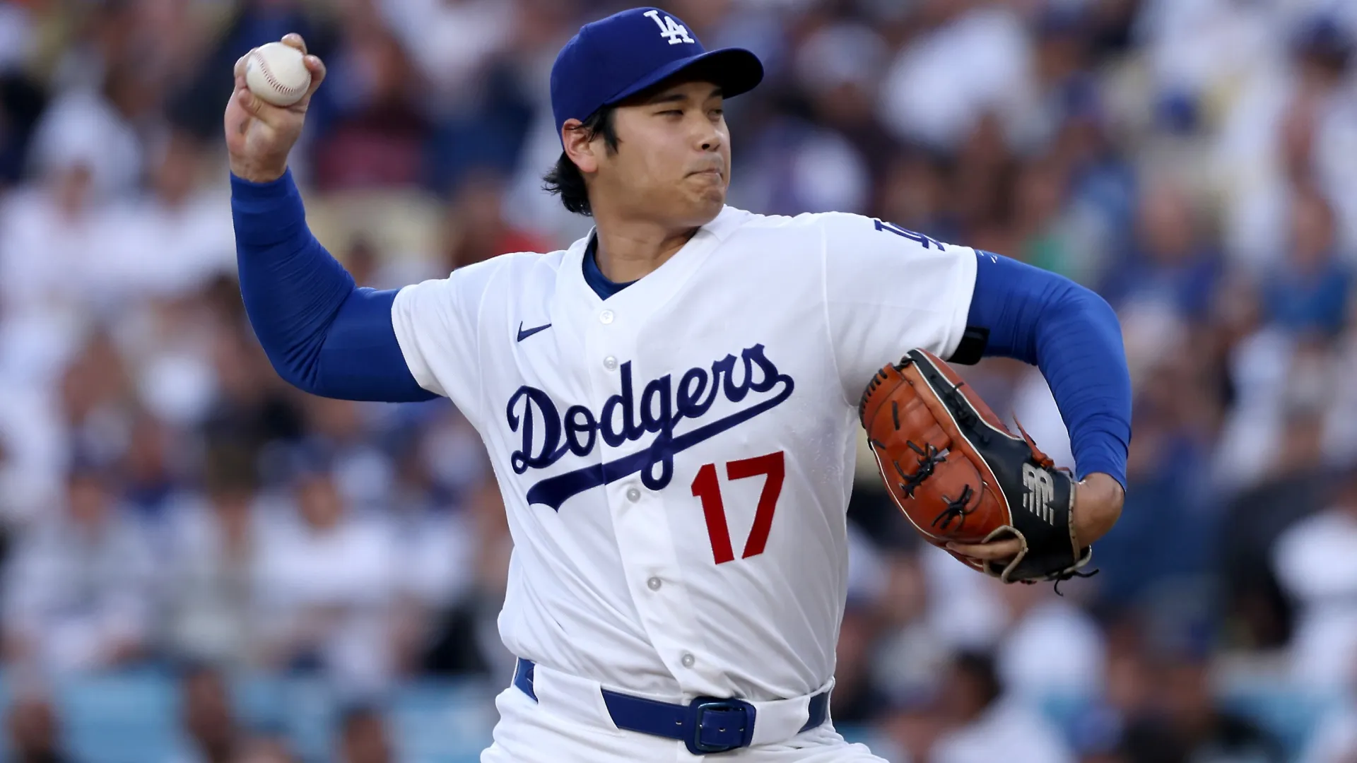 Shohei Ohtani #17 of the Dodgers pitches during the first inning against the Giants. Katelyn Mulcahy/Getty Images