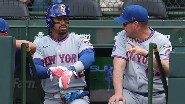 Francisco Lindor #12 of the New York Mets talks with manager Carlos Mendoza #64.