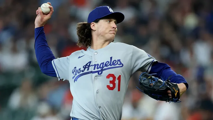 Tyler Glasnow #31 of the Dodgers pitches in the first inning vs the Astros.
