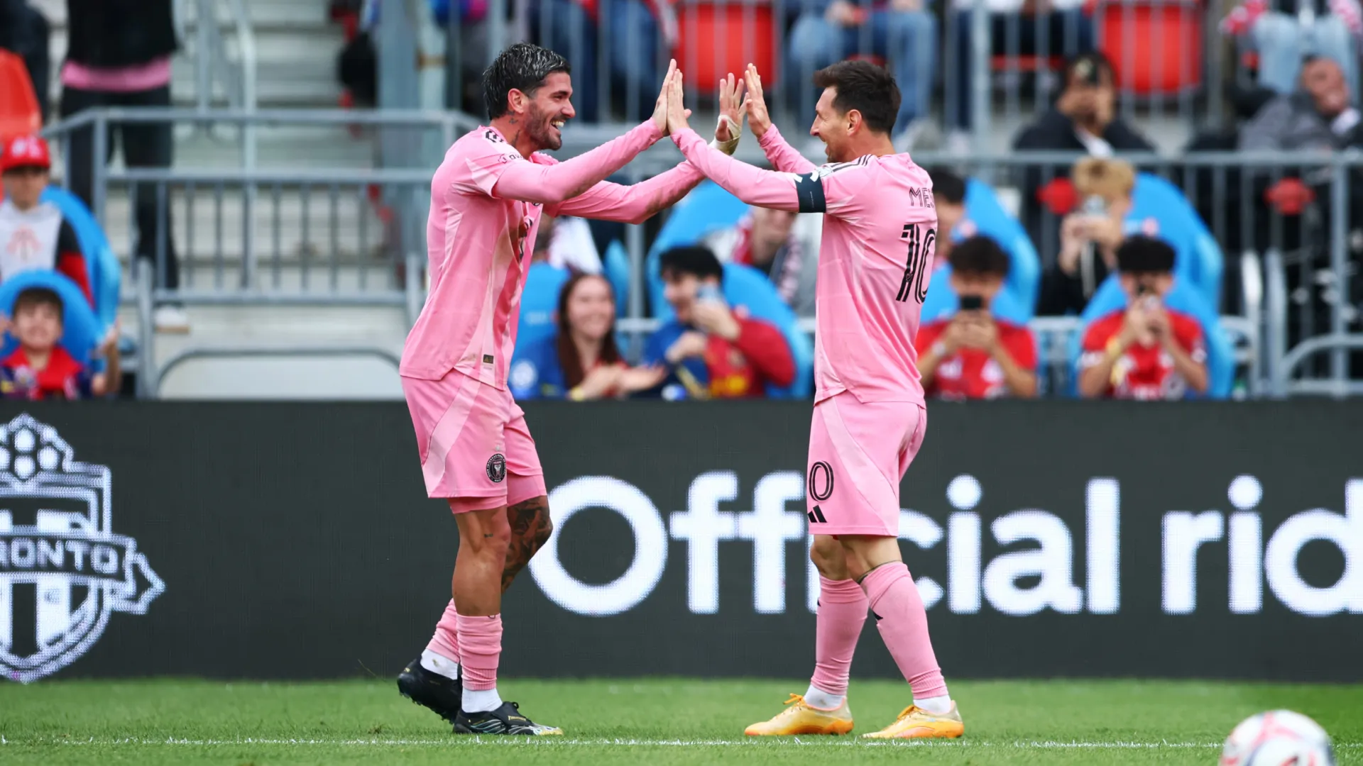 Rodrigo De Paul celebrates a goal with Lionel Messi. (Getty Images)
