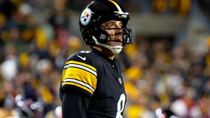 Aaron Rodgers #8 of the Pittsburgh Steelers.