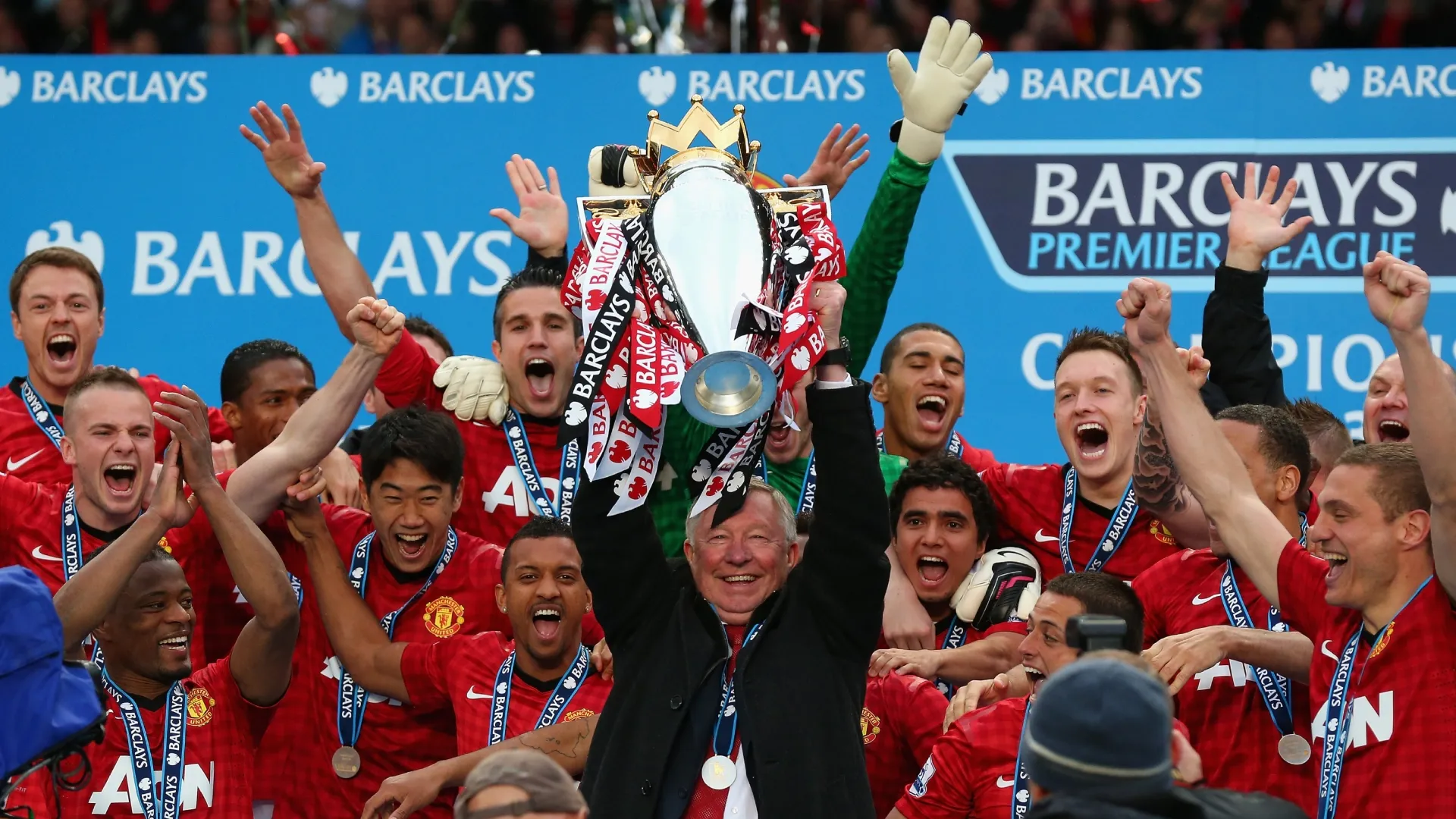 Manchester United Manager Sir Alex Ferguson lifts the Premier League trophy in 2013 (Source: Alex Livesey/Getty Images)