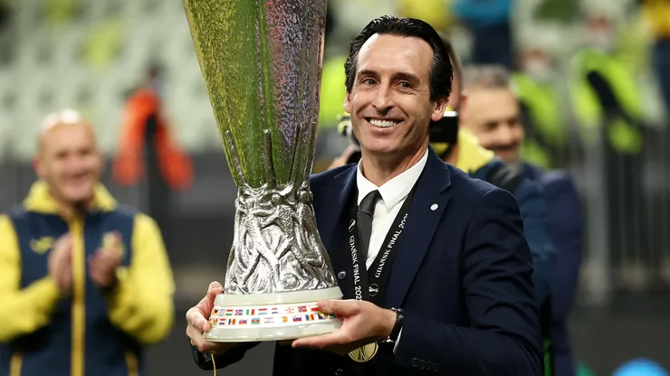 Unai Emery, Head Coach of Villarreal, celebrates with the UEFA Europa League Trophy in 2021