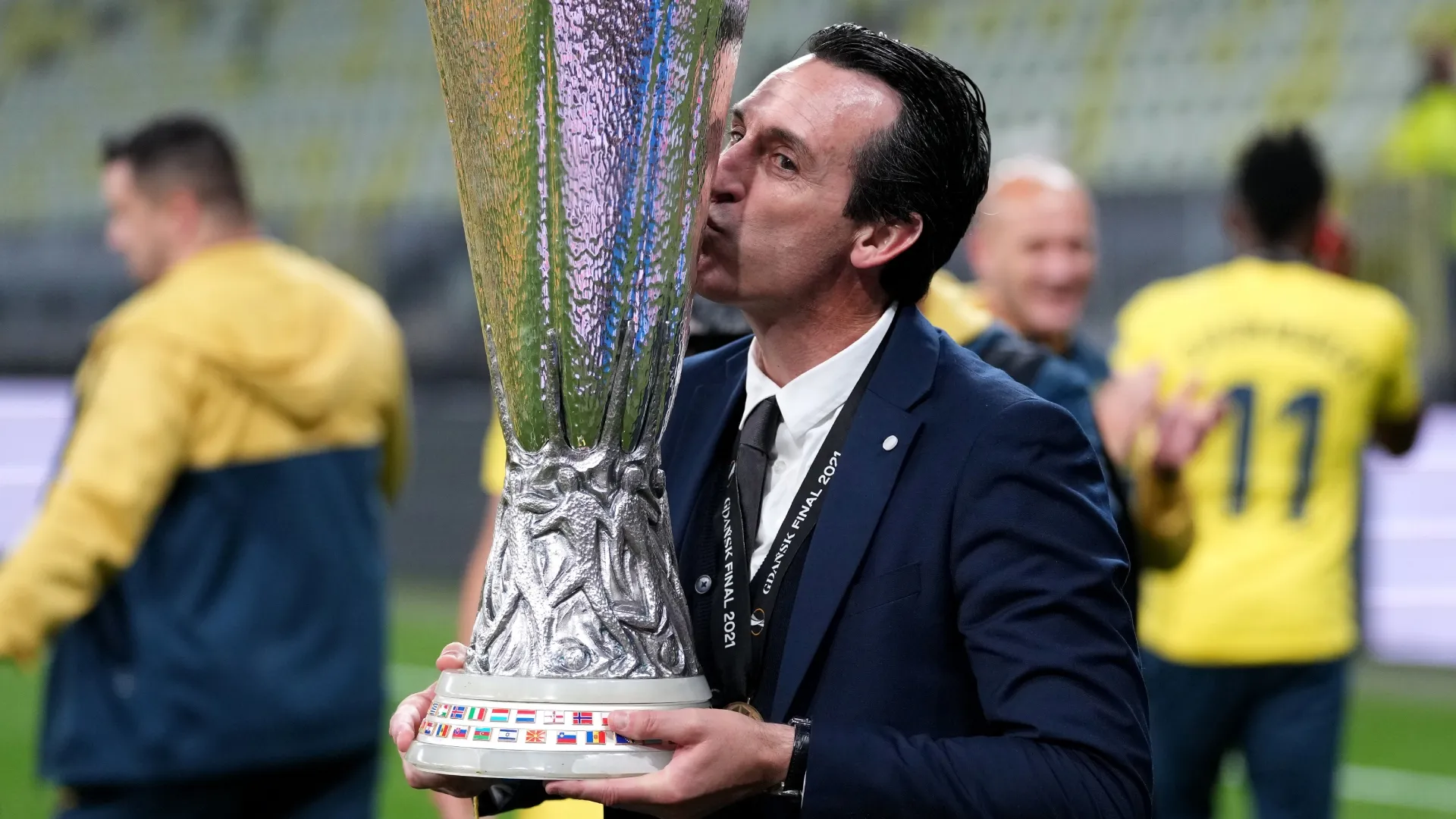 Unai Emery kisses the UEFA Europa League Trophy in 2021 (Source: Michael Sohn – Pool/Getty Images)