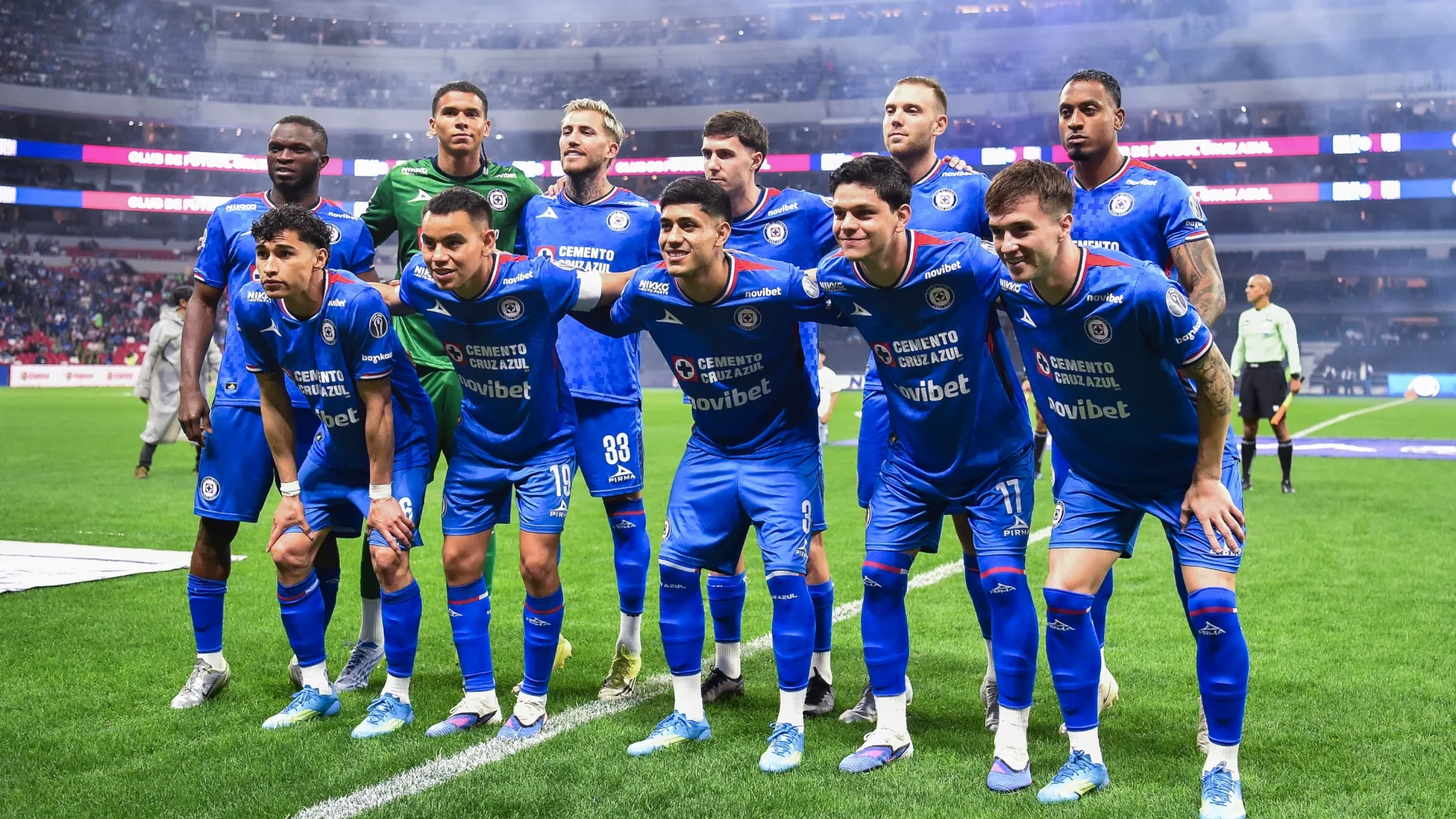 Players of Cruz Azul pose for a team photo during the Torneo Clausura 2026 Liga MX (Source: Rodrigo Oropeza/Getty Images)