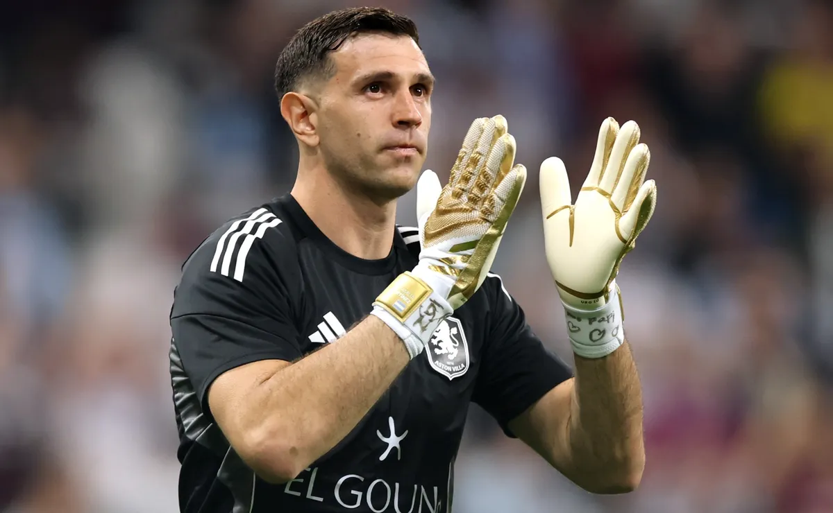 Messi's Argentina on alert as GK Martinez undergoes tests on hand ...