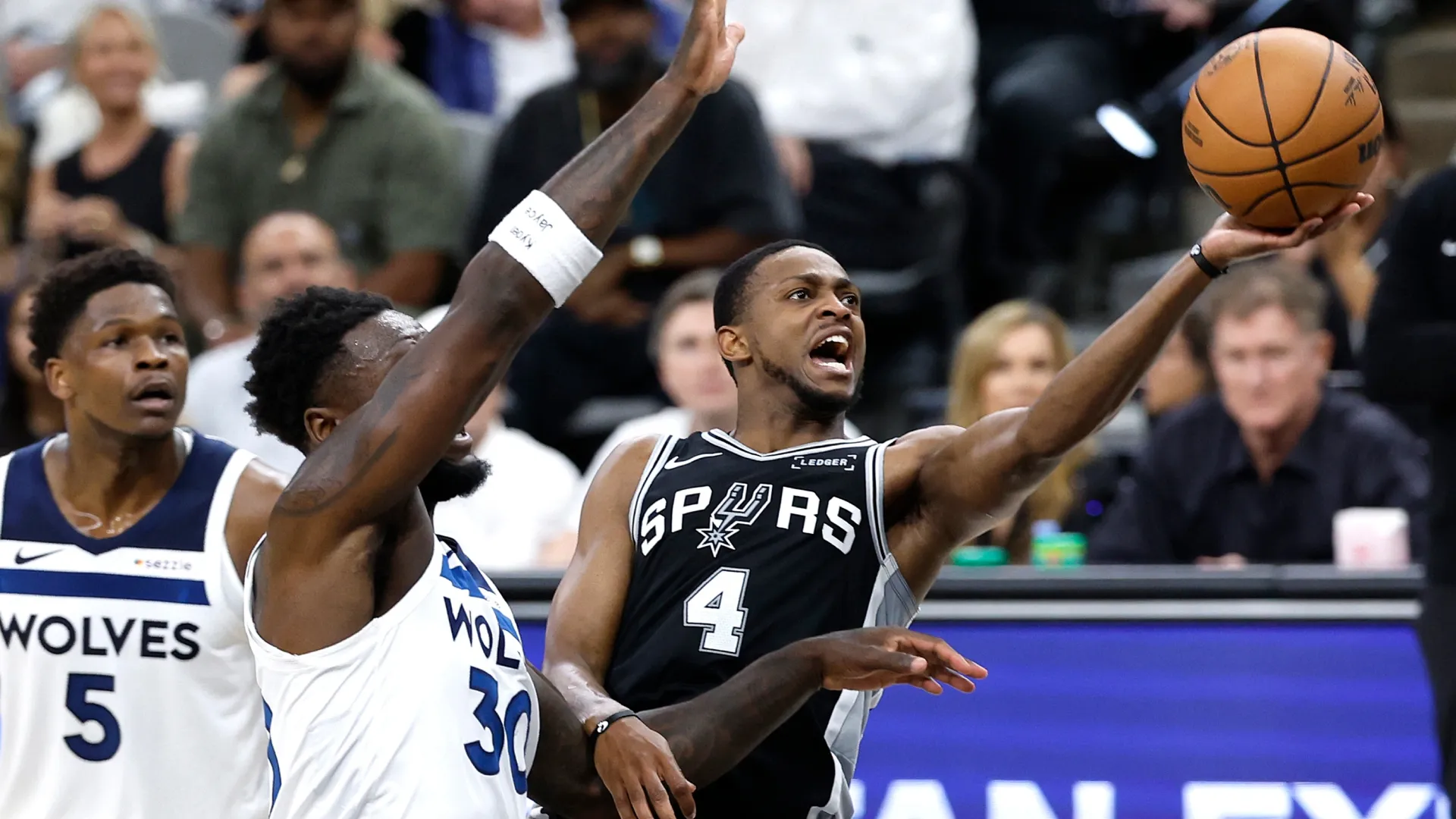 De’aaron Fox shoots the ball against Julius Randle #30 of the Timberwolves (Source: Ronald Cortes/Getty Images)